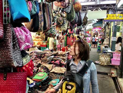 Premium Photo | Woman traveler visiting in bangkok tourist with backpack  and hat sightseeing in chatuchak weekend market landmark and popular  attractions in bangkok thailand travel in southeast asia concept
